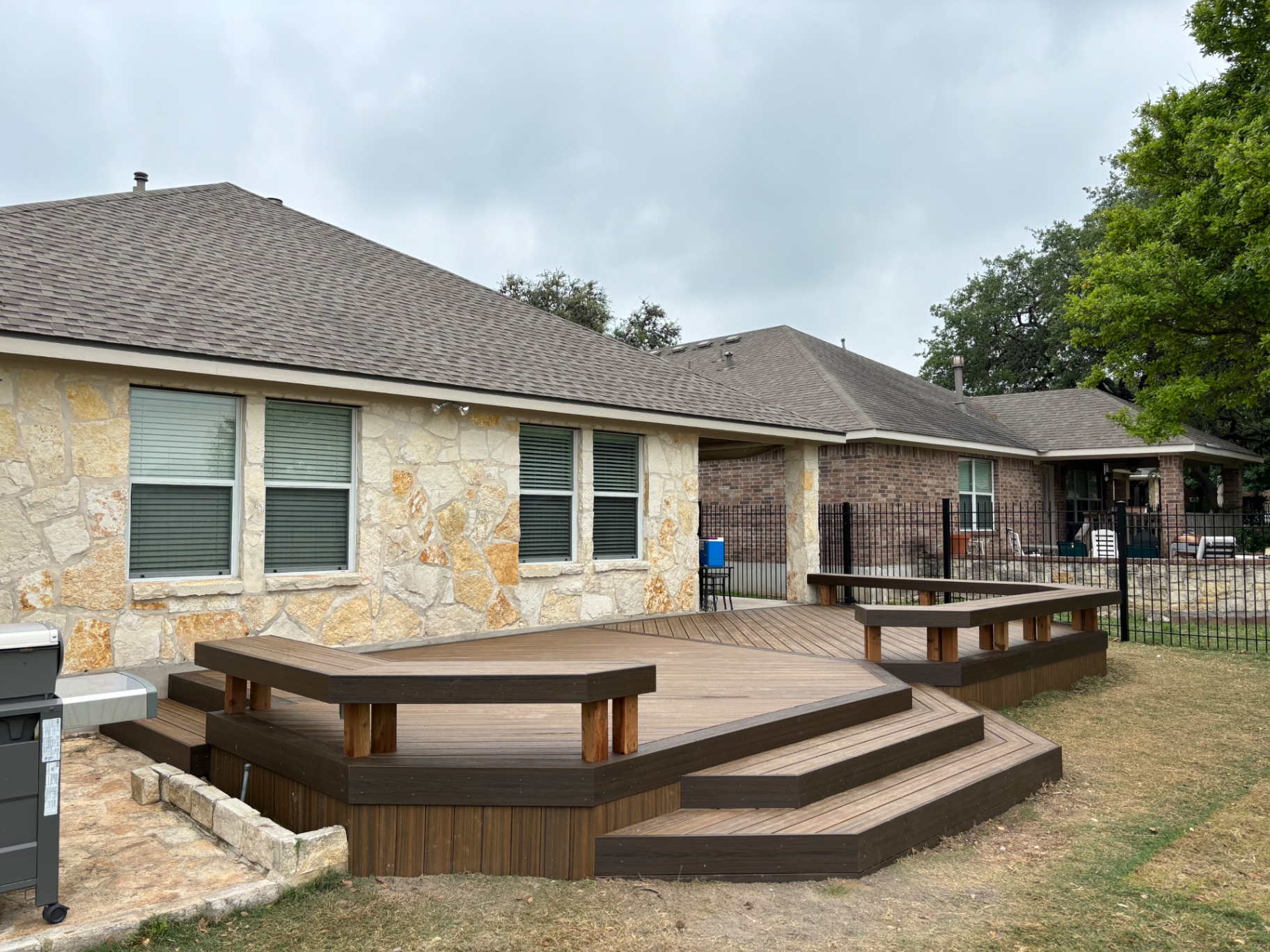 Wraparound deck with built-in benches